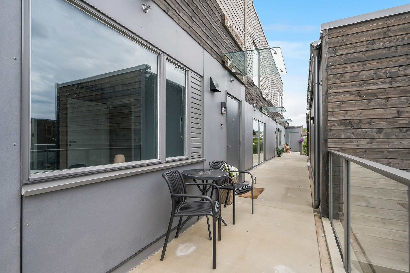 Uteplass ved inngangsdøren med morgensol Galleribilde