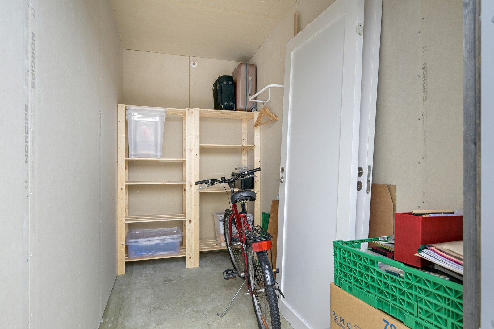 Isolert bod med plass for sykler mm - kjekt med heis Galleribilde