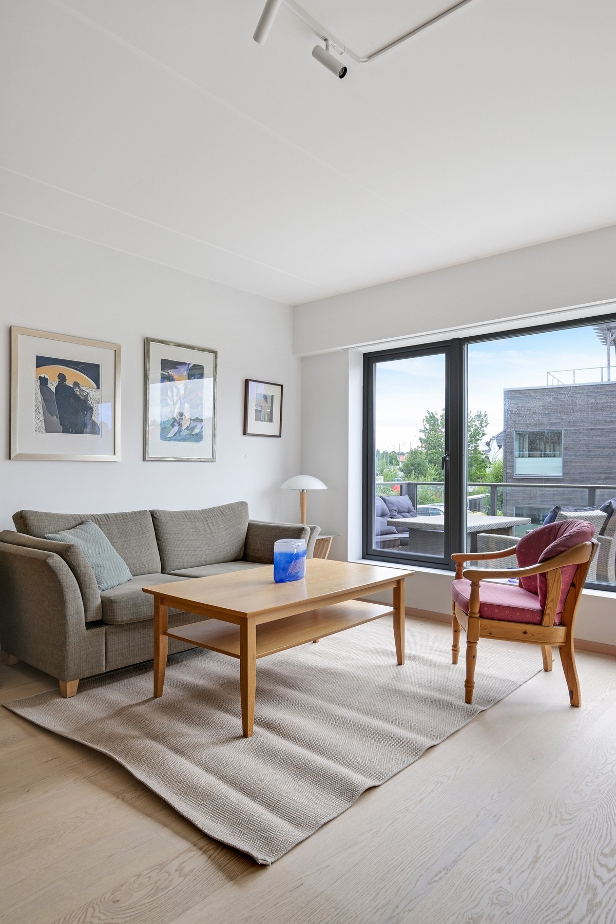 Det er store vindusflater mot vest Galleribilde