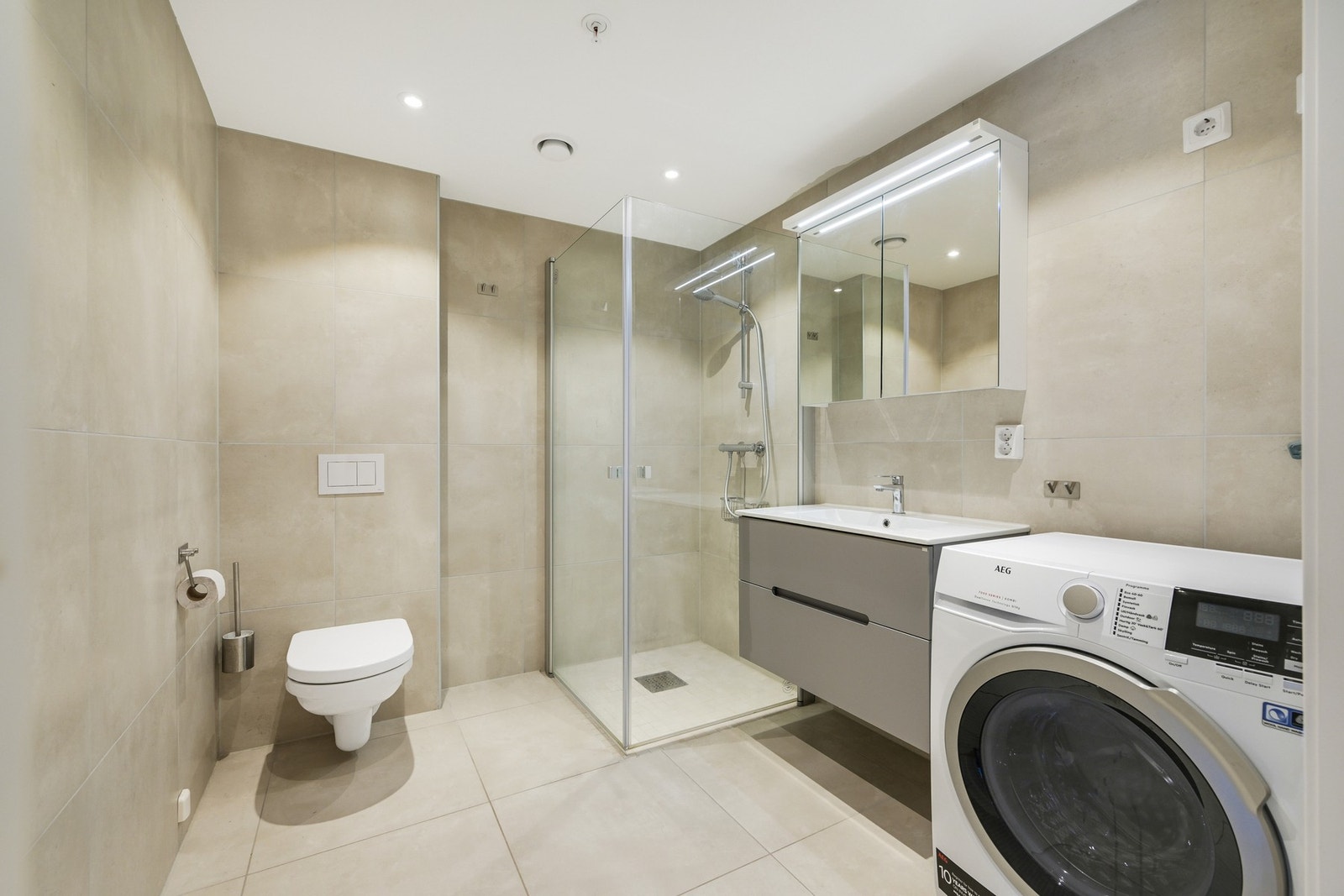 Leiligheten har et pent og delikat bad med gulvvarme Galleribilde