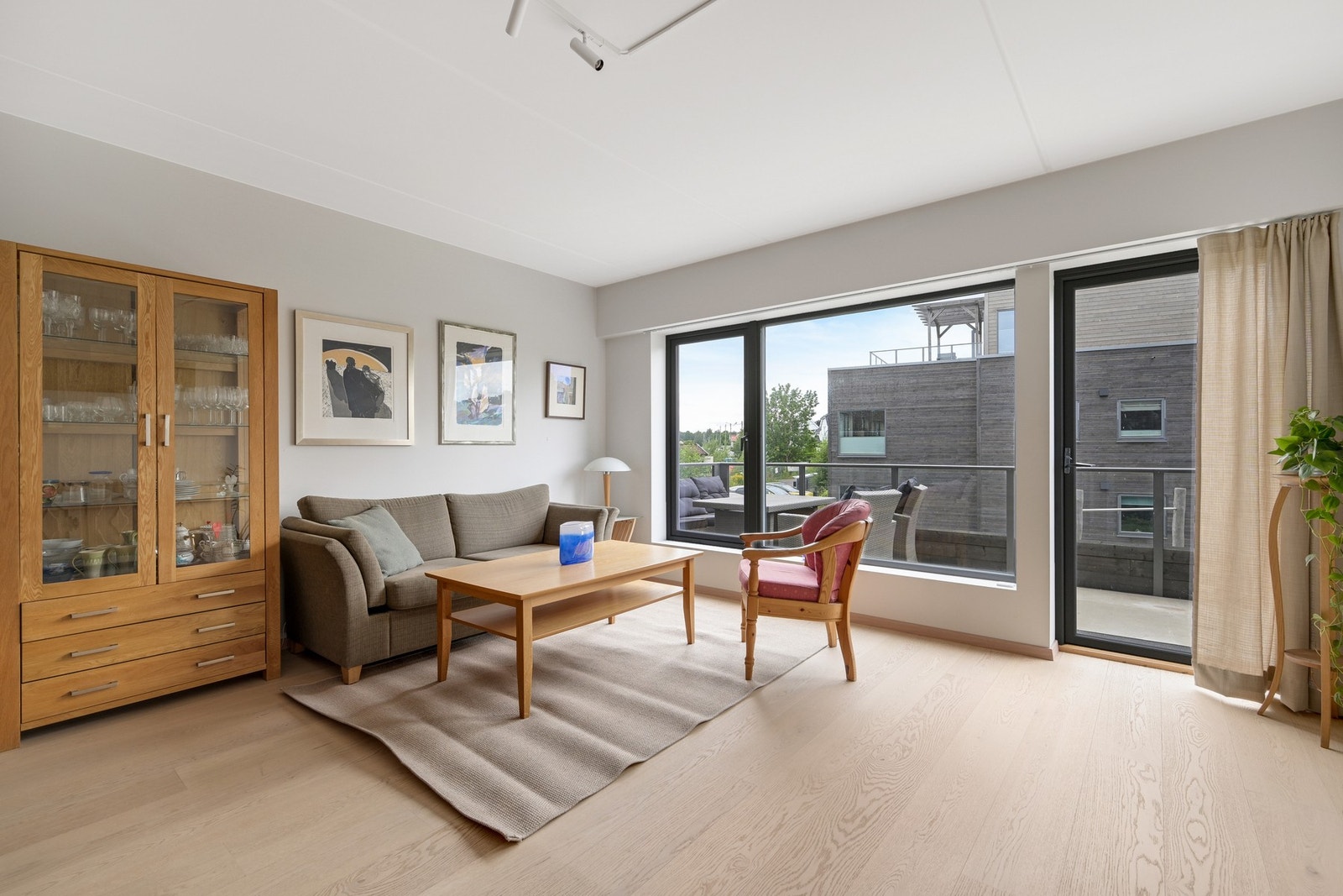 Fra stue/kjøkken er det utgang til veranda Galleribilde