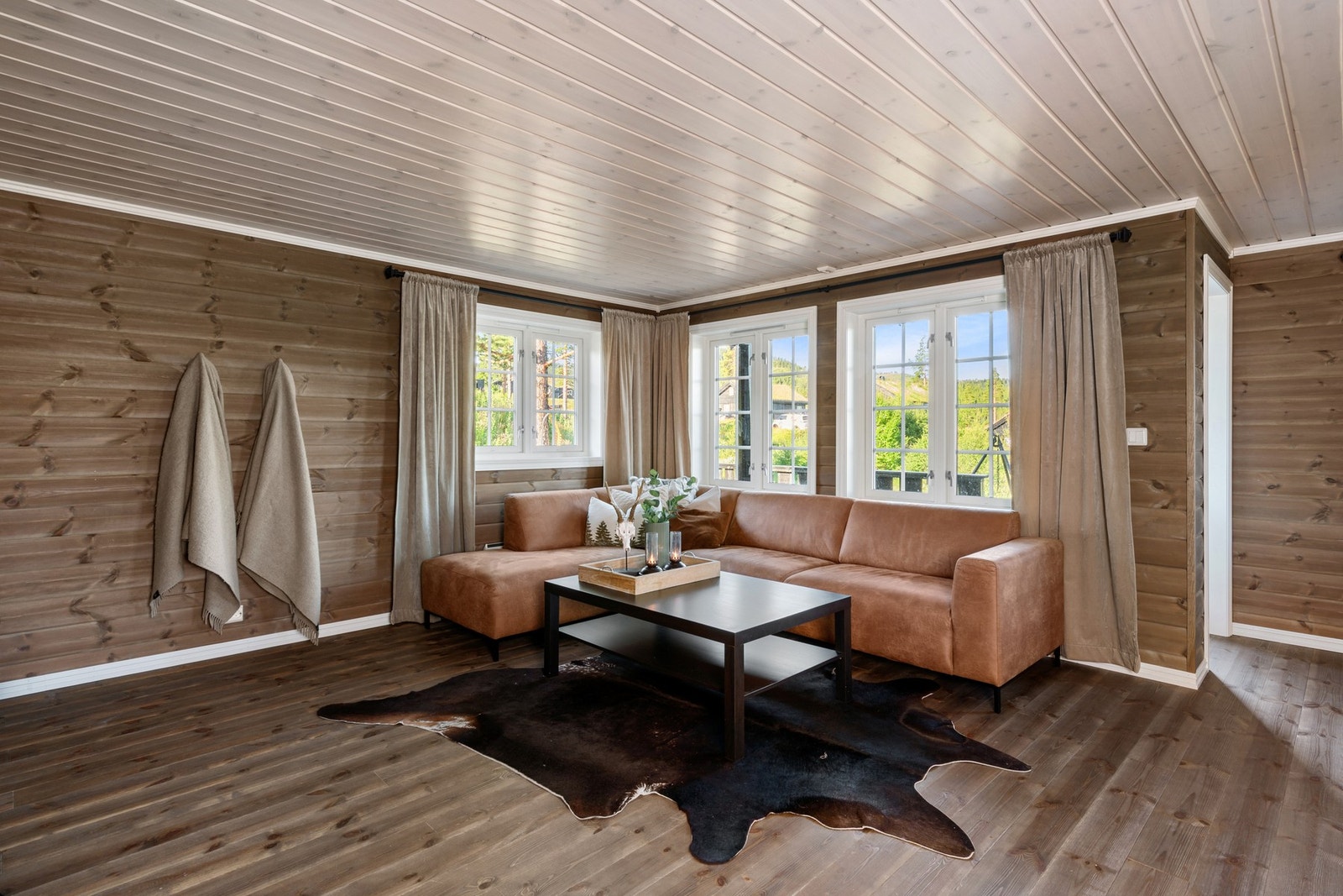 I stuen er det plass til en stor sofagruppe. Galleribilde