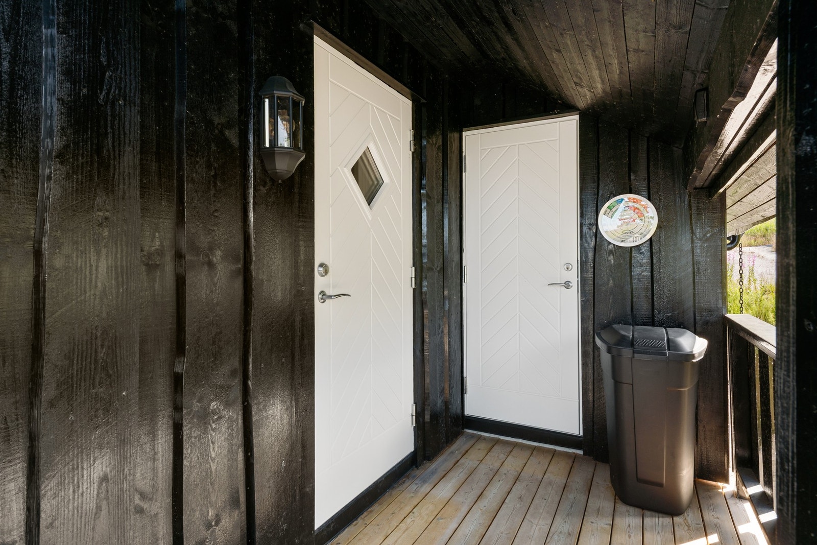 Inngangspartiet er overbygget. Her har du også enkel tilgang til utvendig. Galleribilde