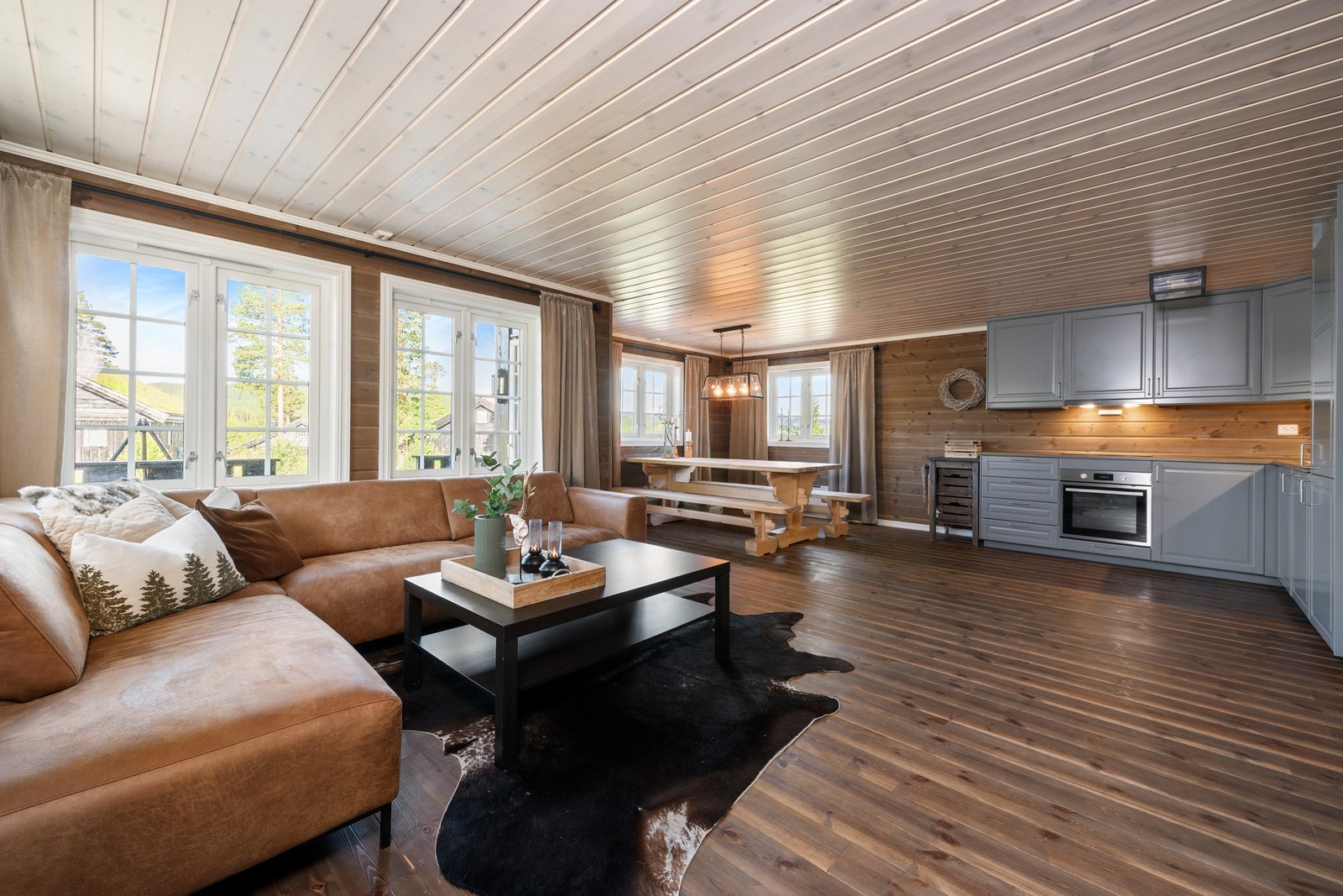 Innbydende stue/ kjøkken med rikelig med naturlig lys. Galleribilde