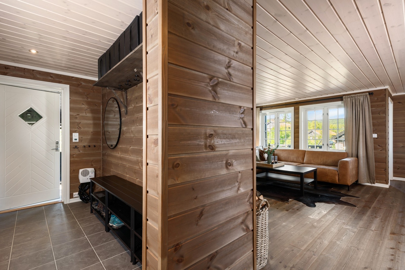 God plass til å henge fra seg yttertøyet. Galleribilde