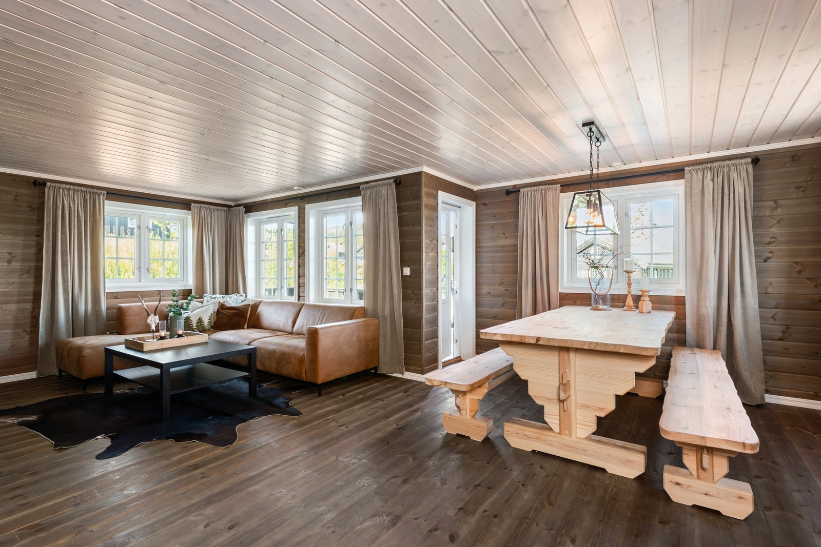 Spisegruppe omringet av vinduer. Galleribilde