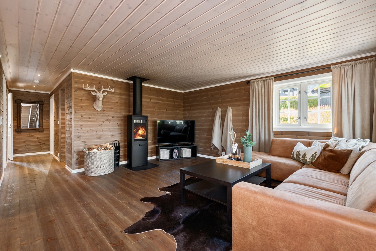 Videre tilgang til gangen med bad og soverom. Galleribilde