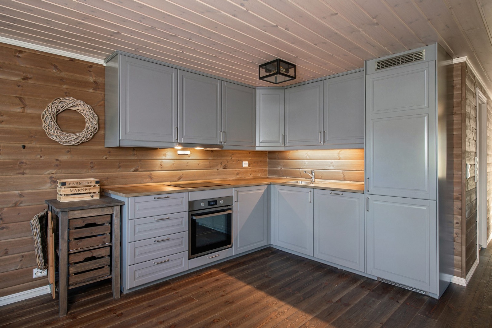 Behagelig grå fagre på frontene. Integrerte hvitevarer. Galleribilde