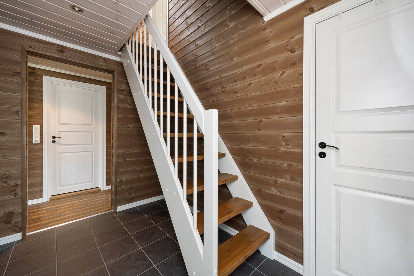 Trapp opp til hemsen, samt inngang til bod. Galleribilde