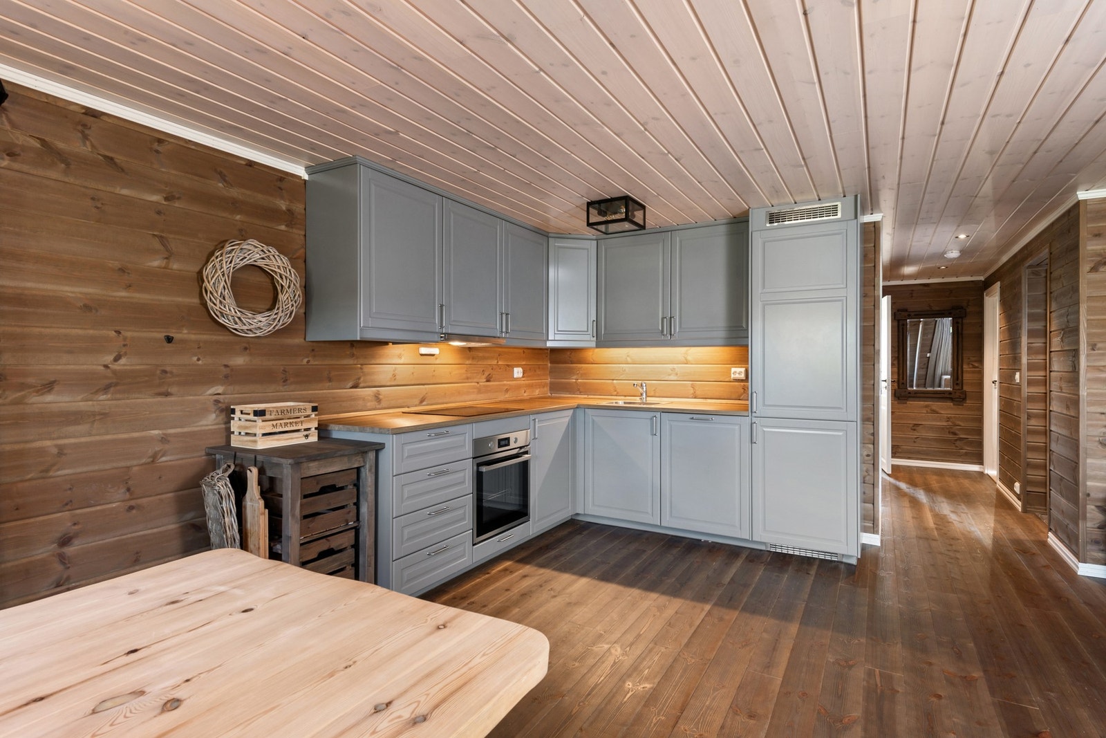 Fint og moderne kjøkken med god plass til matlaging og oppbevaring. Galleribilde