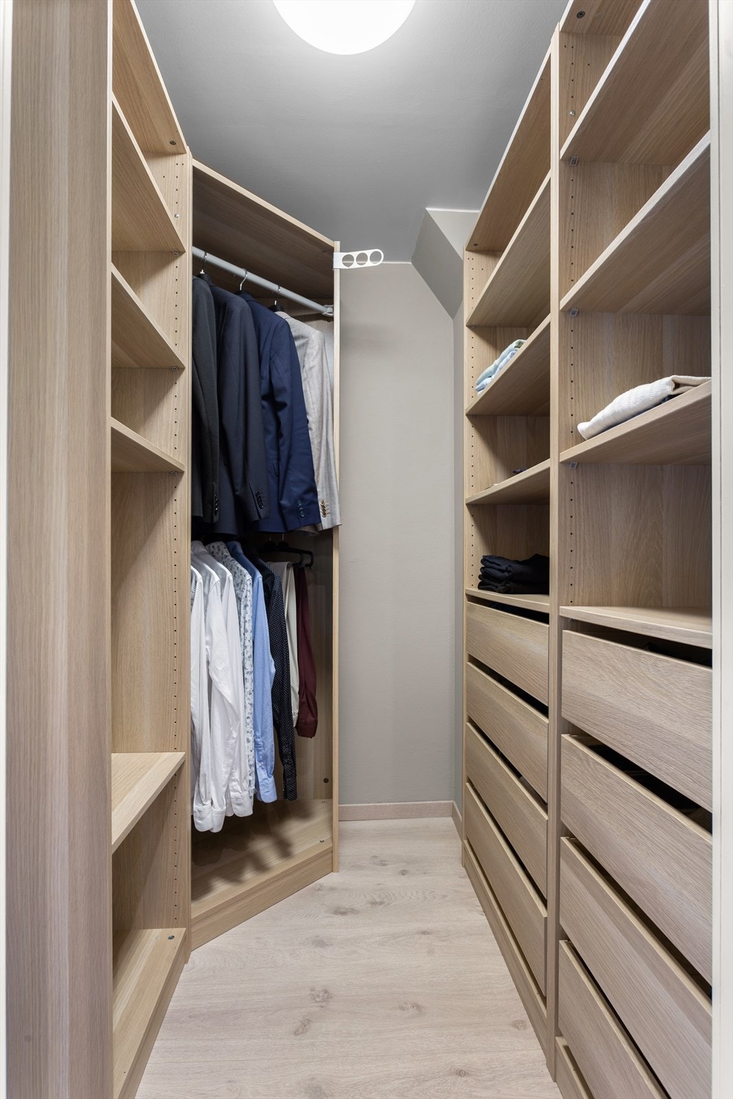Fra entré er det adkomst til en stor walk-in-closet med skapinnredning. Galleribilde