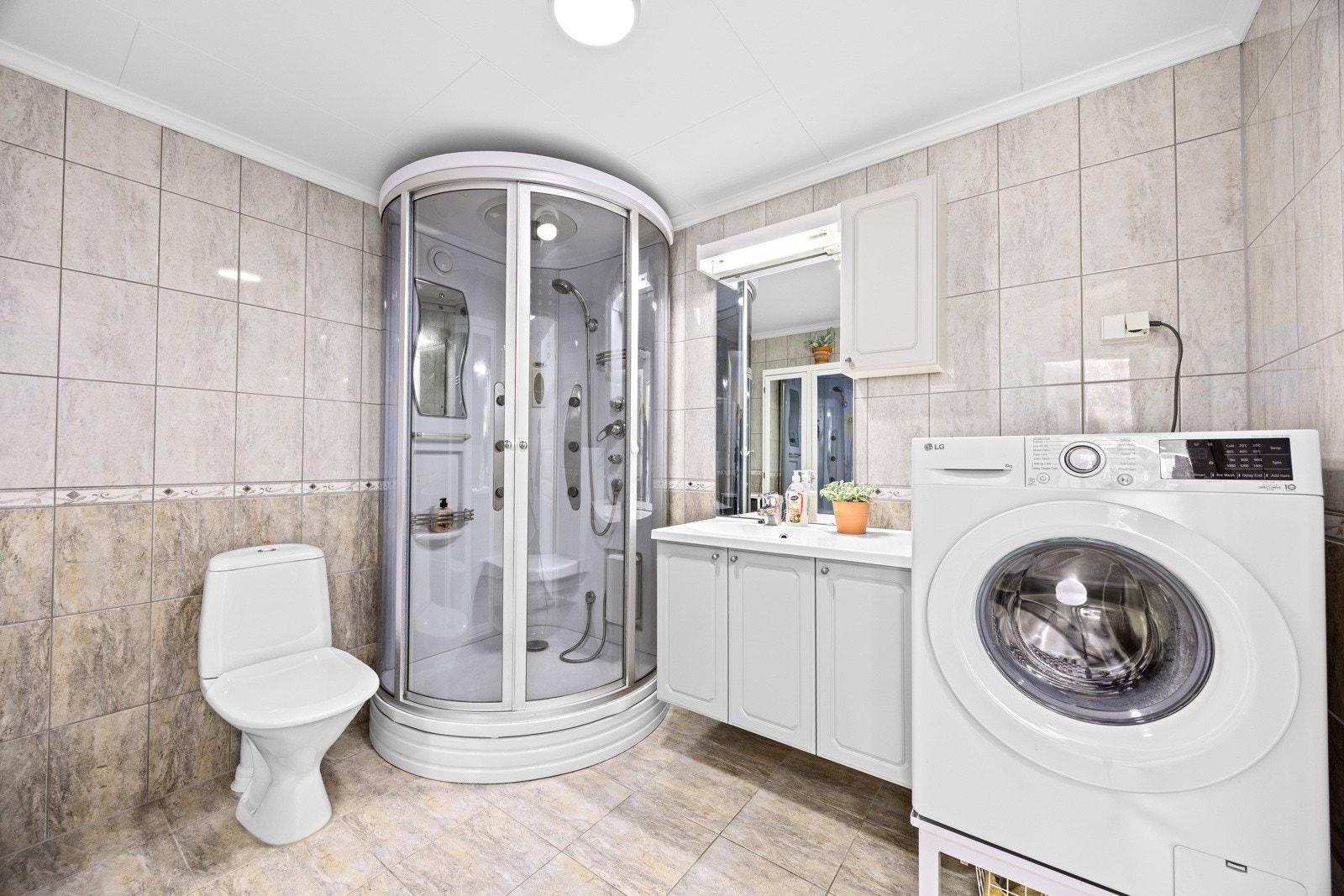 Romslig pent flislagt bad med varmekabler i gulv Galleribilde