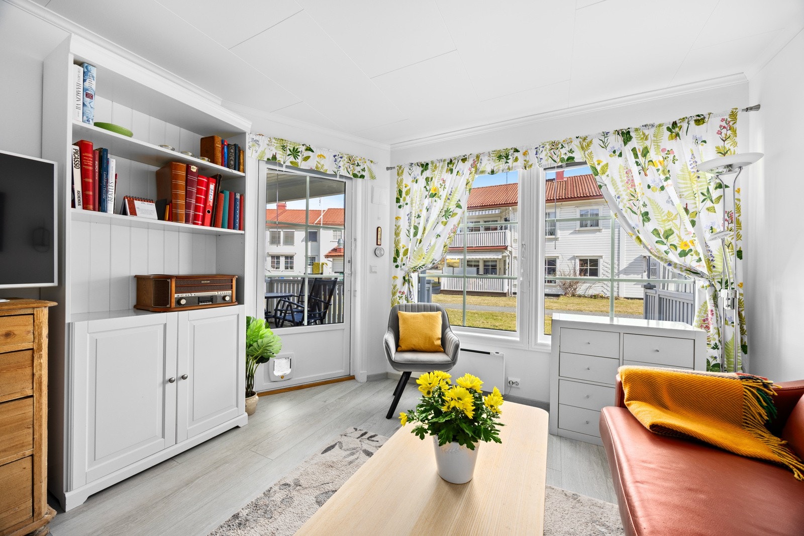 Stuen har store vindusflater som slipper godt med naturlig lys inn. Galleribilde