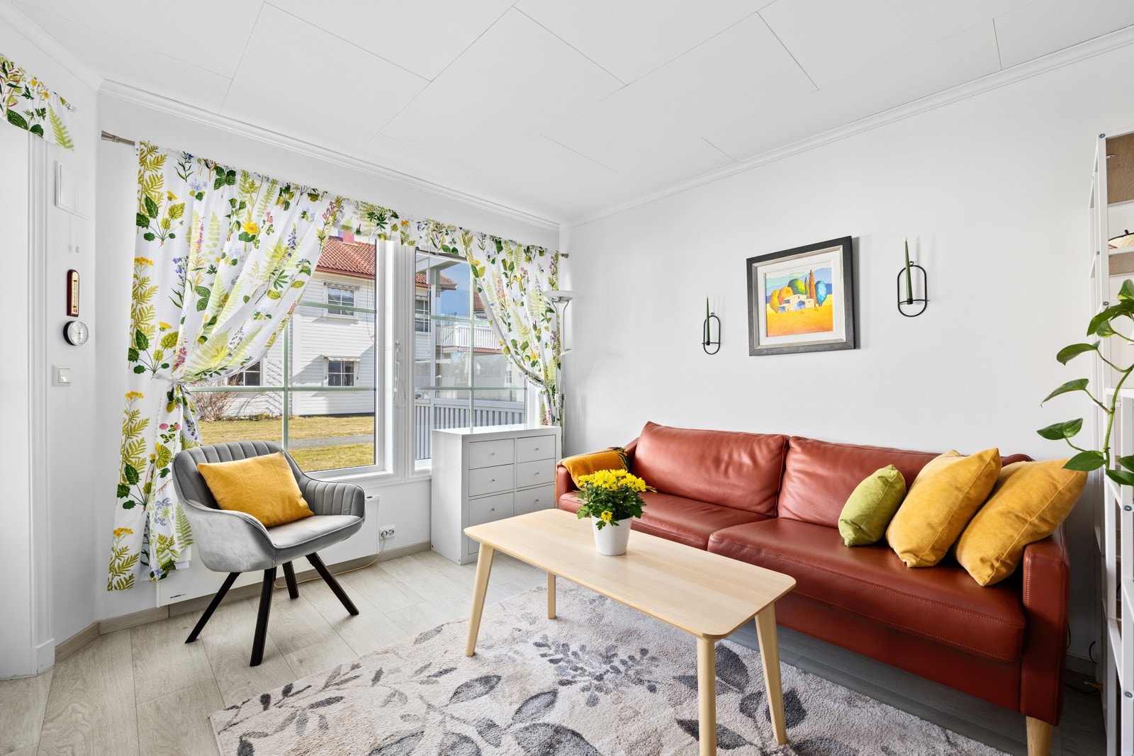 Fra stue er det utgang til solrik balkong med god plass til utemøbler. Galleribilde