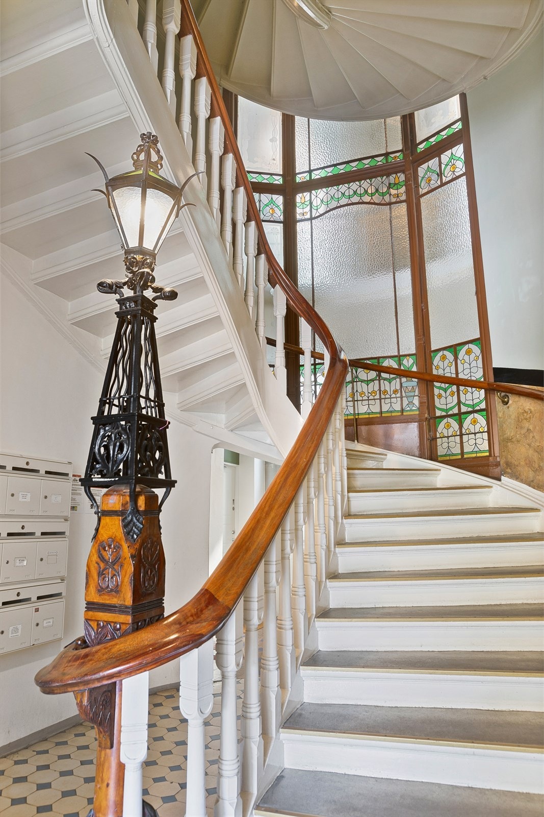 Den kombinerer elegante materialvalg med forseggjorte detaljer og farget glass, noe som gir et eksklusivt og tidløst uttrykk. Galleribilde