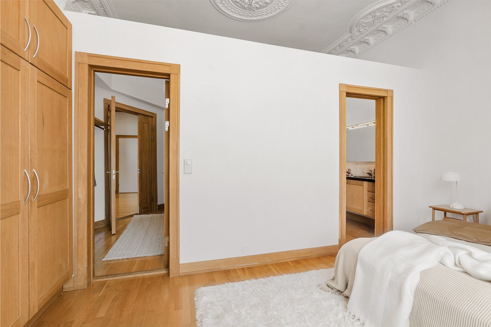 Fra soverommet er det direkte tilgang til både garderobe og privat en suite-bad. Galleribilde