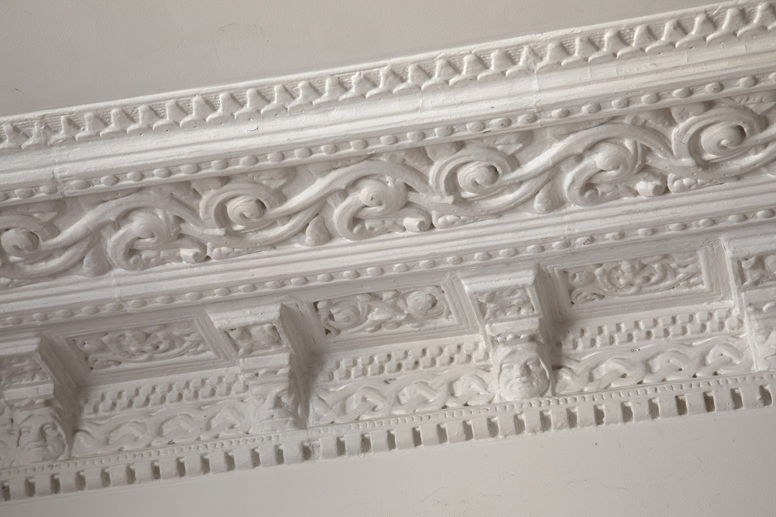 Stukkaturen langs himlingen gir en elegant og tidløs detaljering. Galleribilde