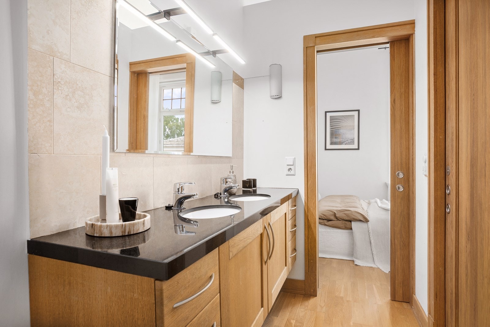 Badet er flislagt på både gulv og vegger, og har malt tak med downlights. Galleribilde
