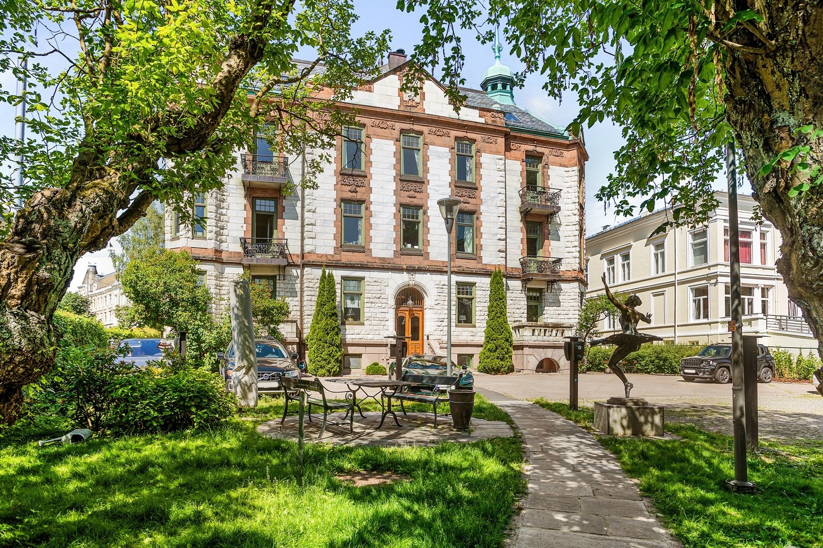 Marmorgården fremstår som en liten borg, kjennetegnet ved sine imponerende tårnoppbygg og elegante spir. Galleribilde