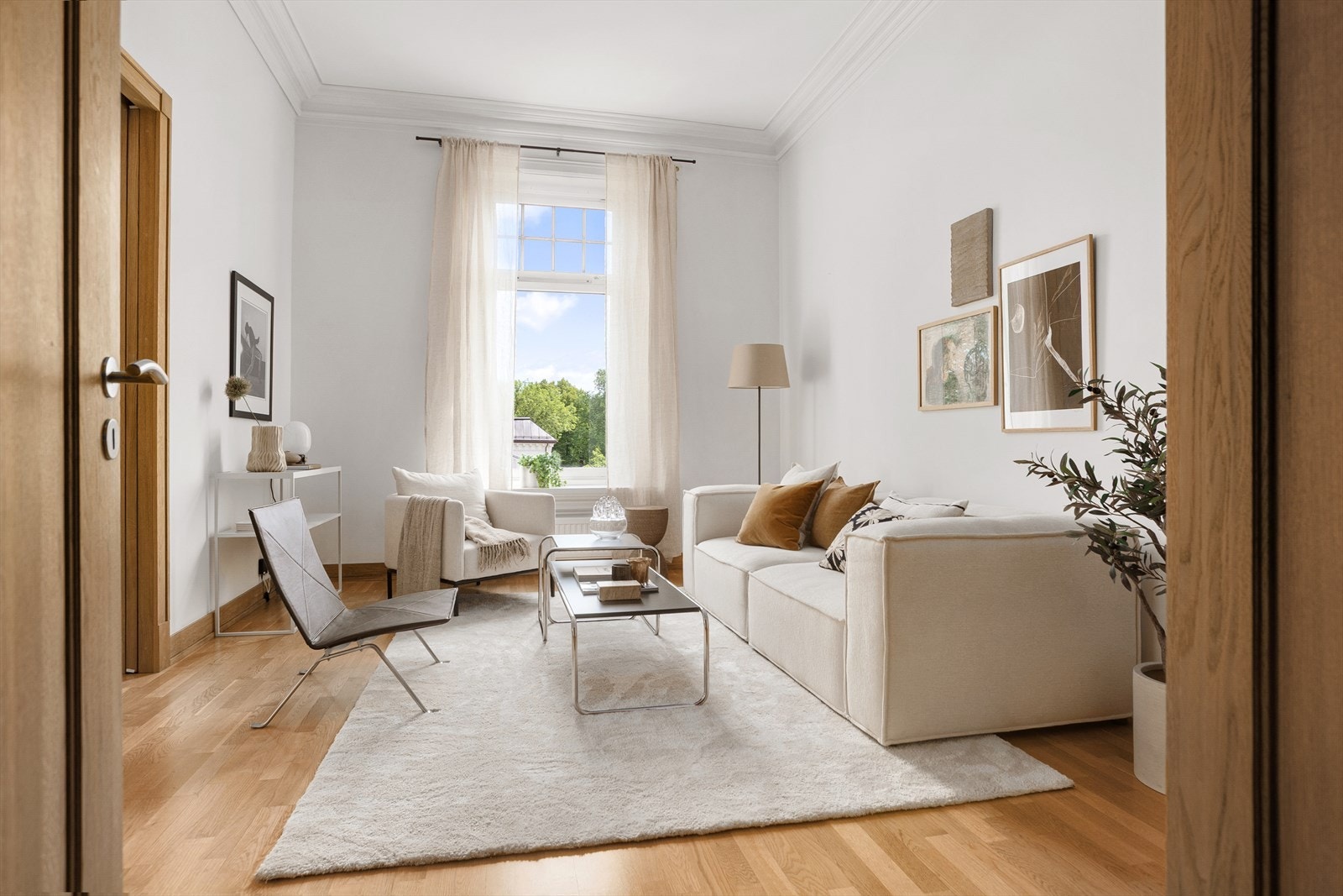 Stuen er luftig med flere innredningsmuligheter. Galleribilde