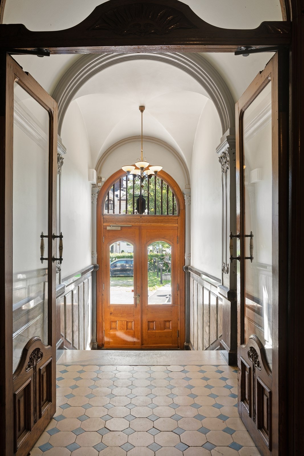 Gårdens praktfulle trapperom i jugendstil er et arkitektonisk høydepunkt, preget av utsøkt materialbruk og detaljrike designelementer. Galleribilde