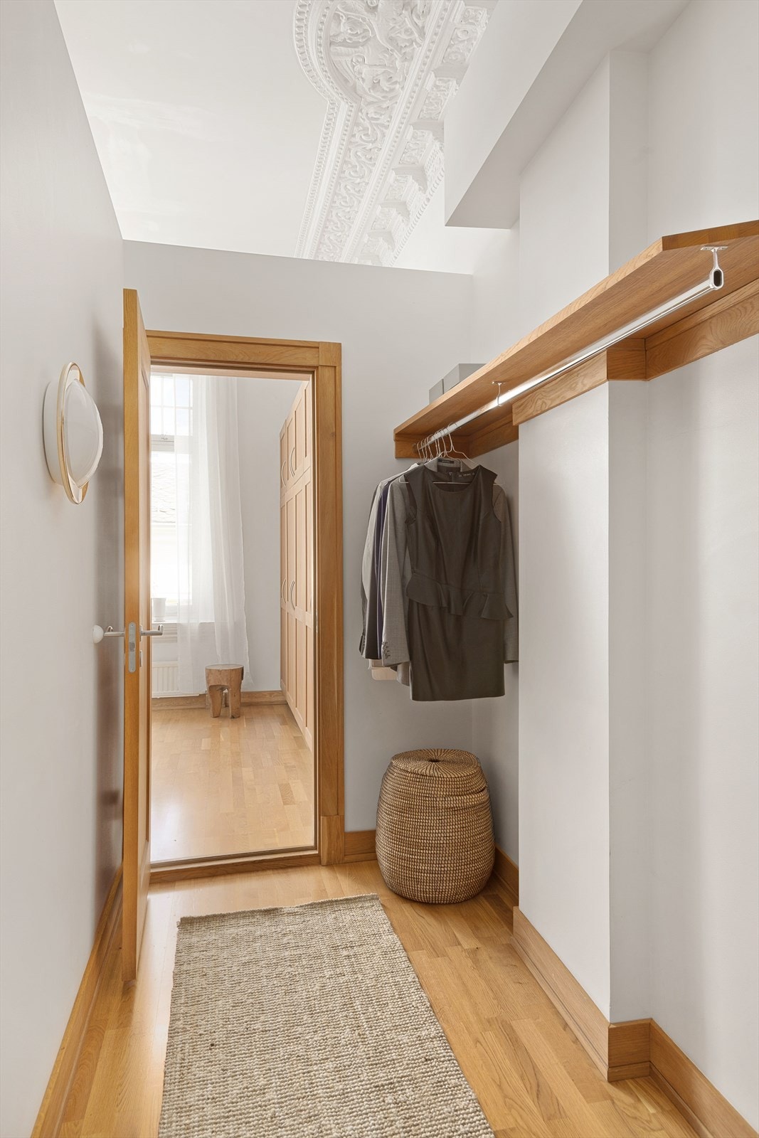 Velkommen til en eksklusiv masteravdeling med egen garderobeløsning, privat en suite-bad og direkte tilgang til vaskerom. Galleribilde