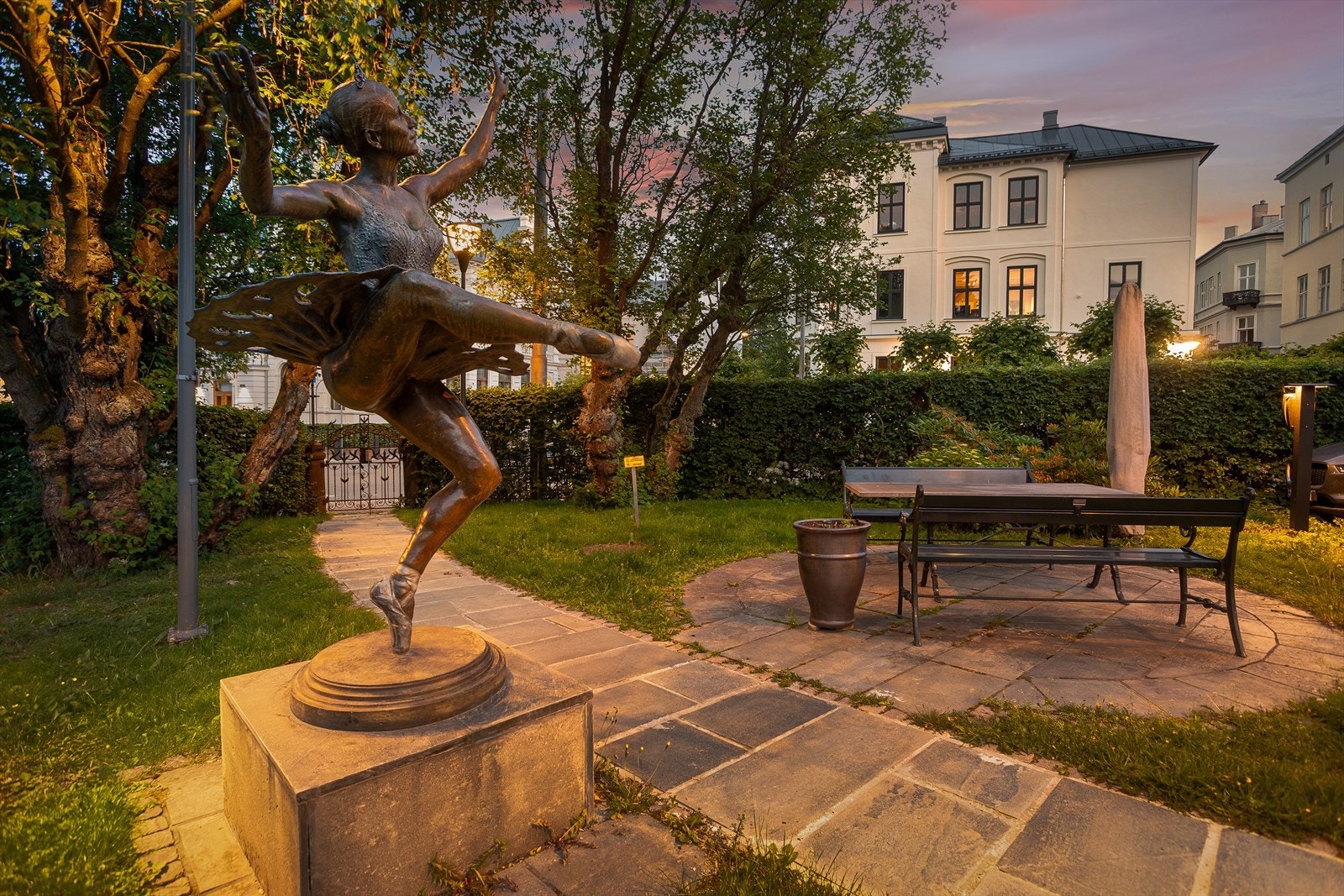 Det er adkomst via nydelig smijernsport med rik utsmykning. Galleribilde