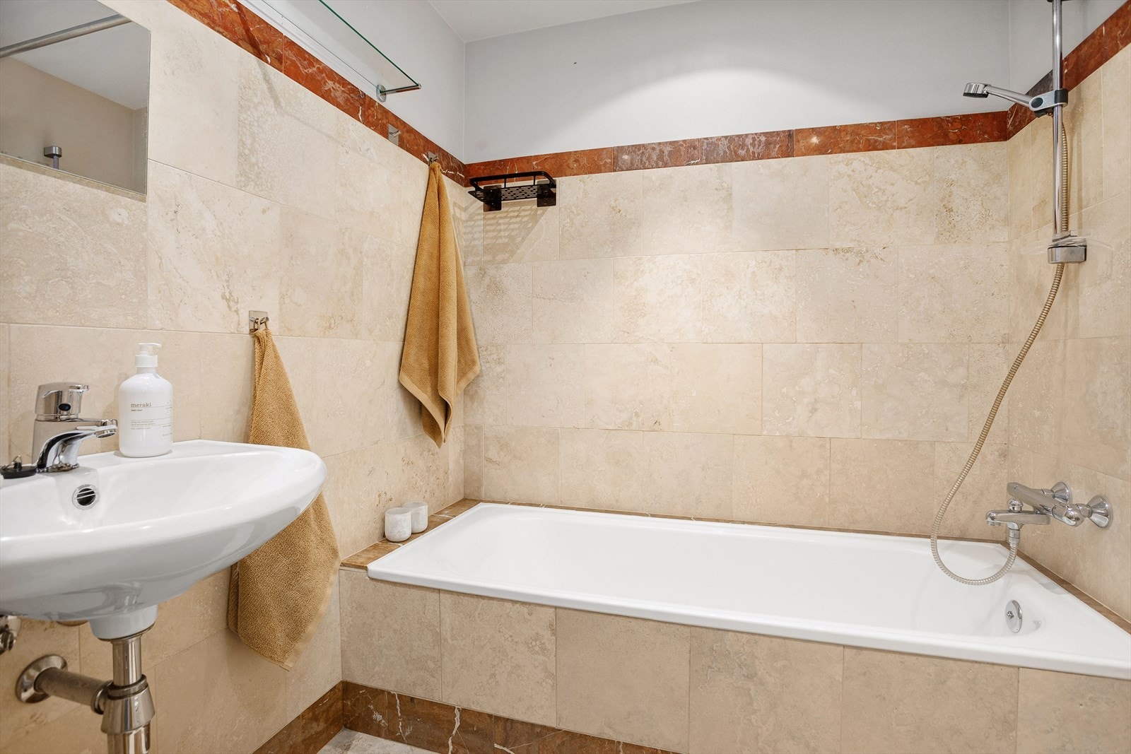 Badet har innmurt badekar. Galleribilde