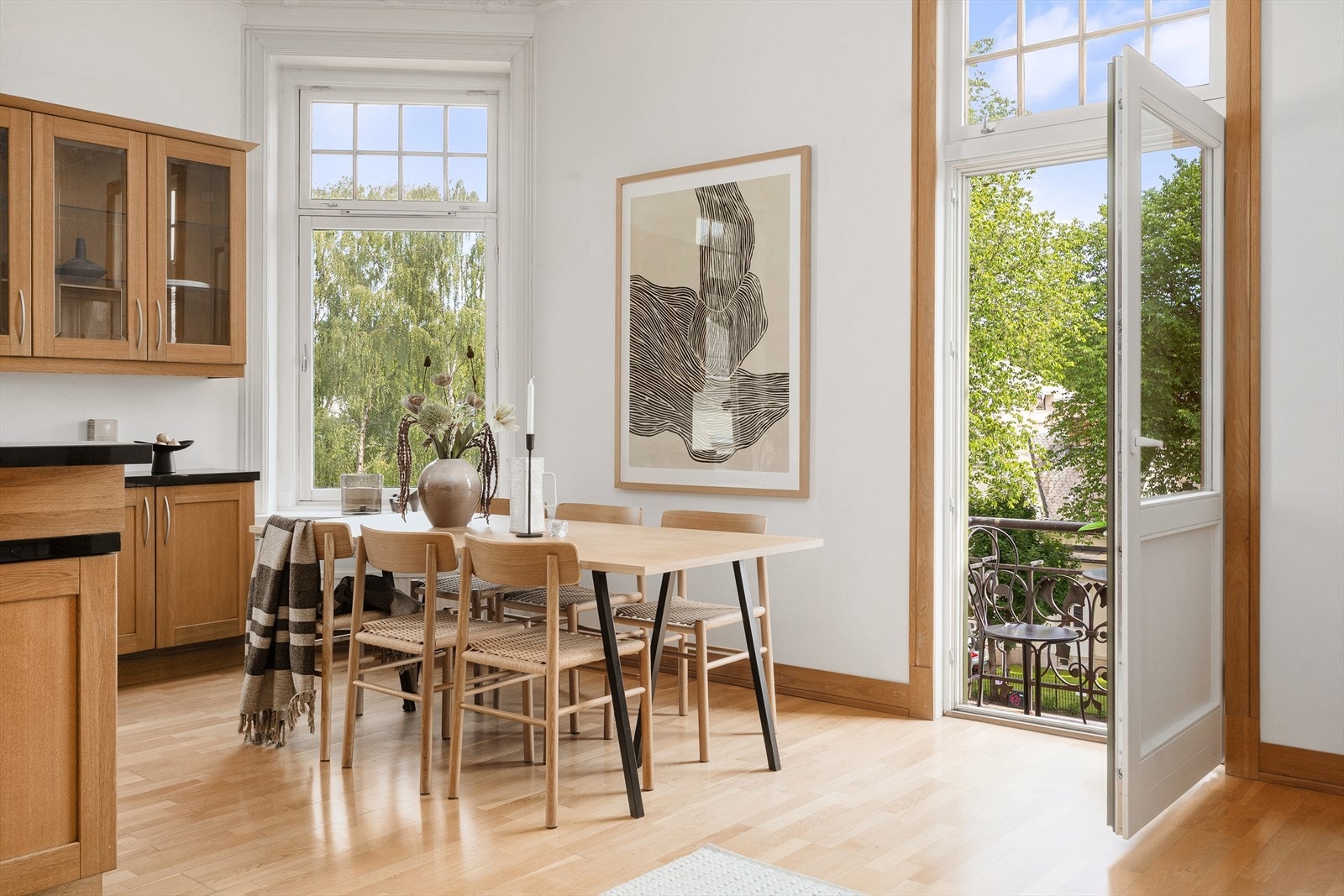 Det er god plass til et stort spisebord, perfekt for hyggelige måltider og sosiale sammenkomster. Galleribilde