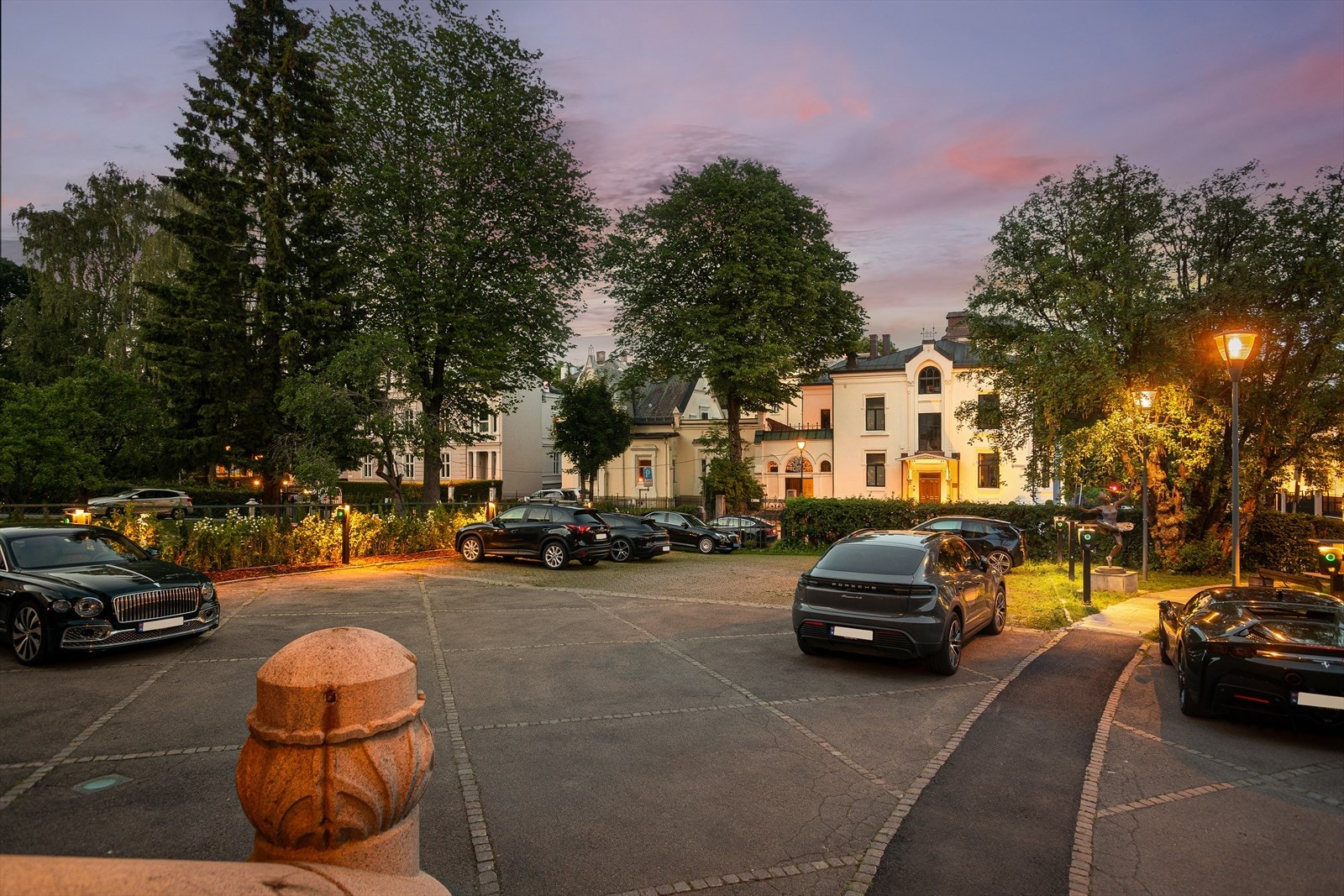 Det medfølger en stk. parkeringsplass på sameiets tomt, hvilket er svært sjeldent i de klassiske Frogner-gårdene. Galleribilde