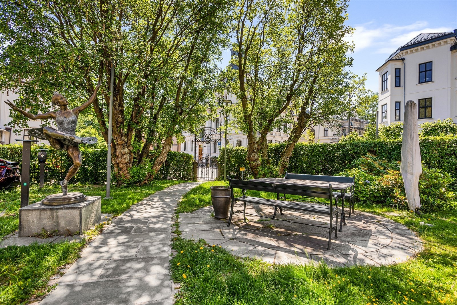 En nydelig inngjerdet og parkmessig opparbeidet eiendom med velstelte hekker, frodig gressplen, beplantning og hyggelige sittegrupper. Galleribilde
