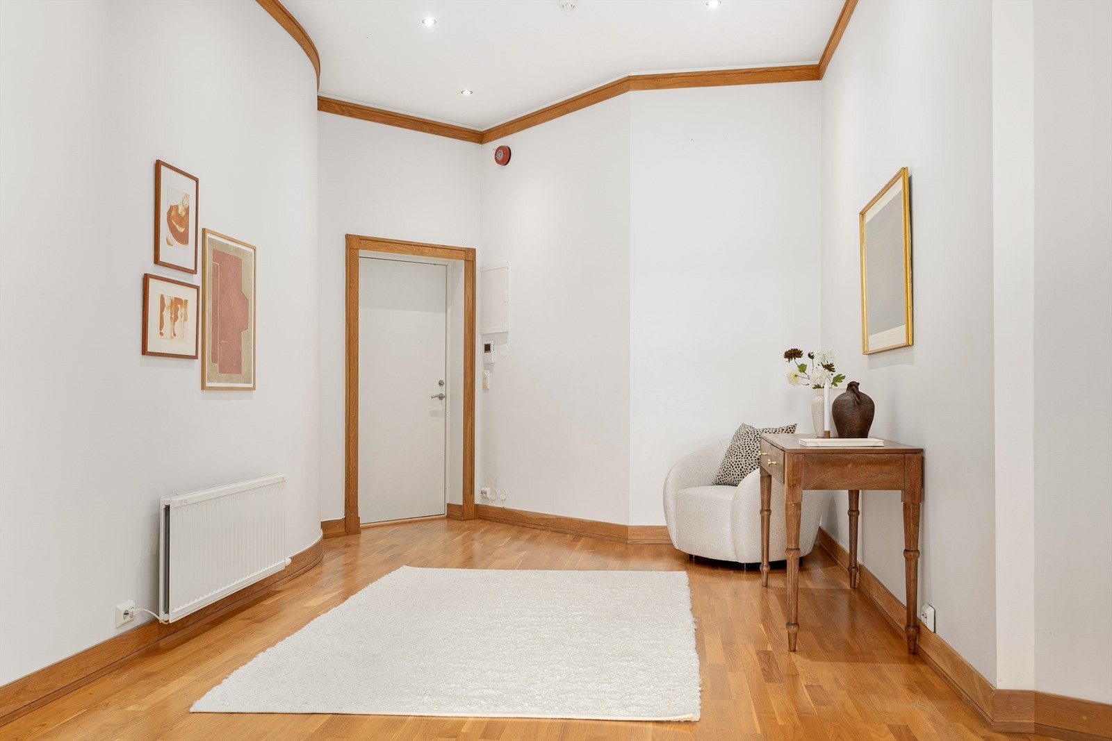 Entréen i boligen er romslig og tilbyr fleksible innredningsmuligheter. Galleribilde