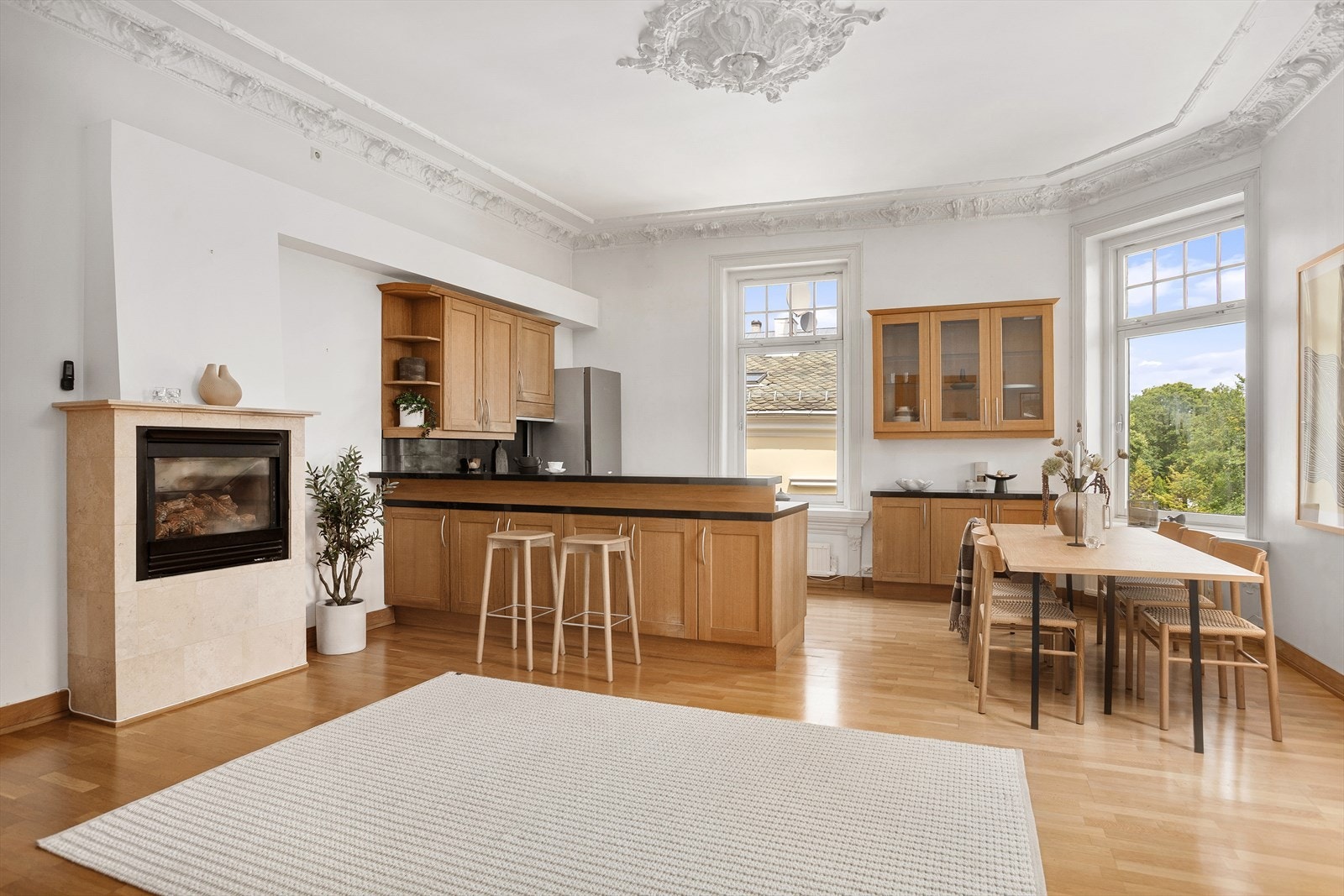 Boligen er utstyrt med en elegant gasspeis som bidrar til økt komfort. Galleribilde
