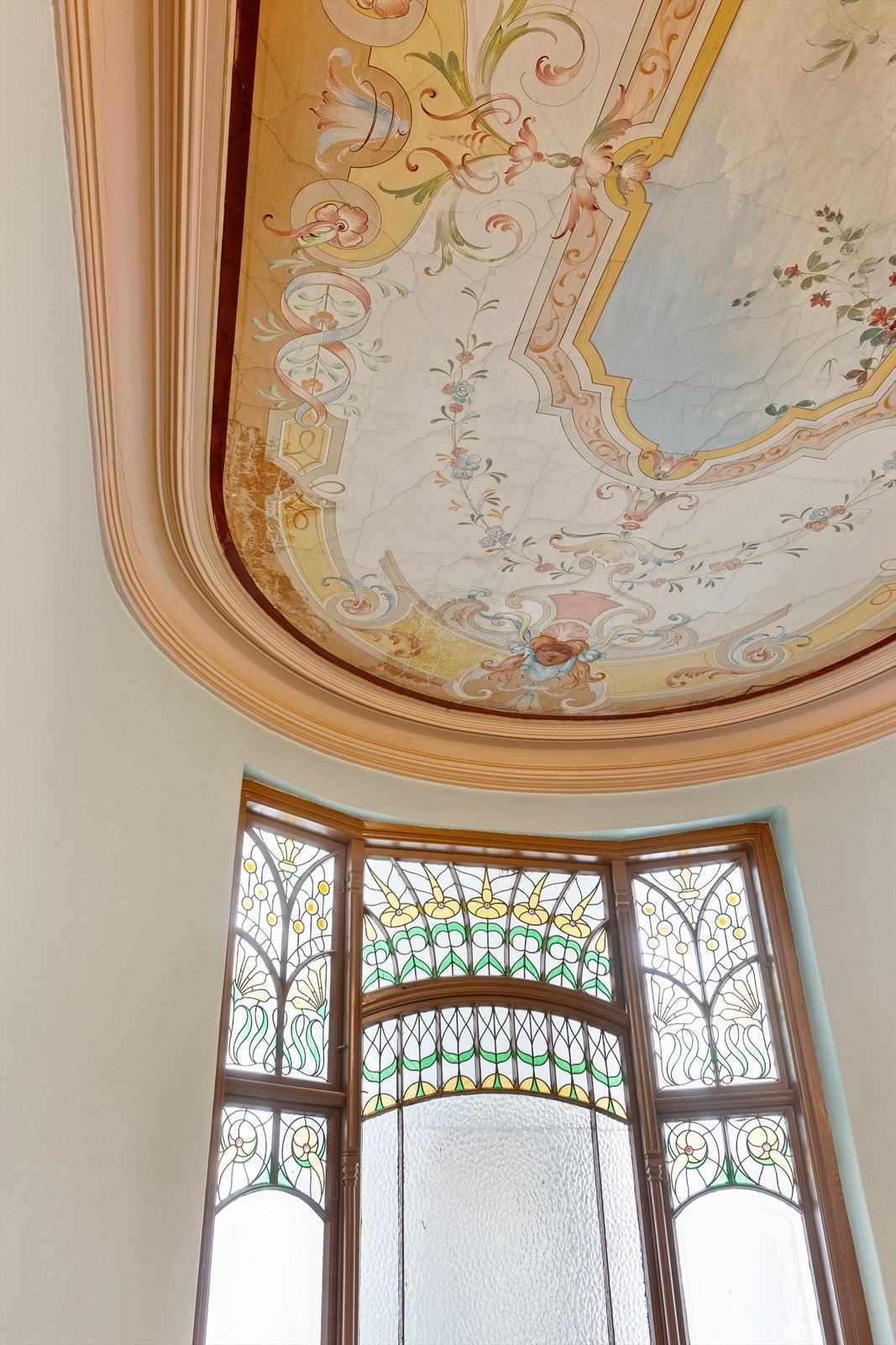 Marmorgården er fra 1898 og viser tydelig sitt luksuriøse preg fra sin tid, blant annet med ornamenter i tak i trappeoppgang. Galleribilde