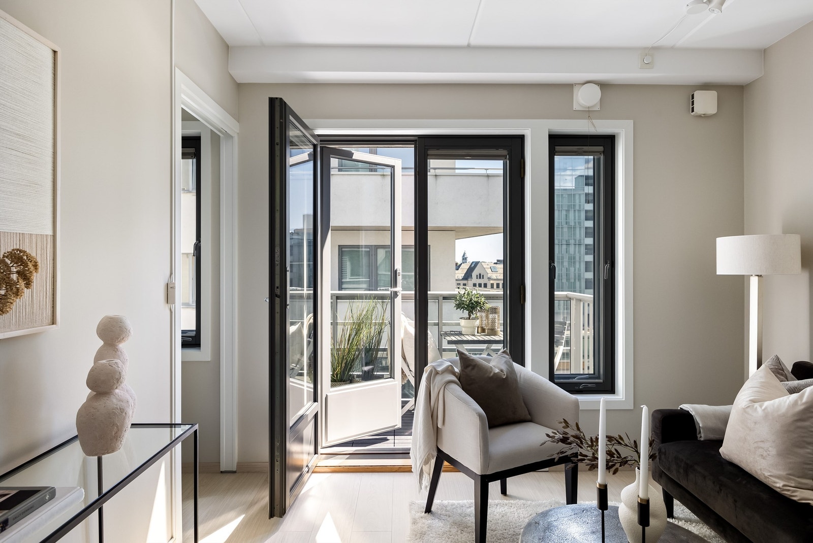 Leiligheten er godt lydisolert med to-fløyede balkongdører og vinduer med karmer/rammer av tre og to-lags glass. Galleribilde