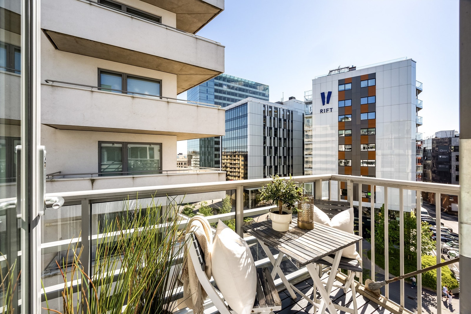 Leiligheten har en sydøstvendt balkong. En aldri så liten forlengelse av stuen på sommerhalvåret. Galleribilde