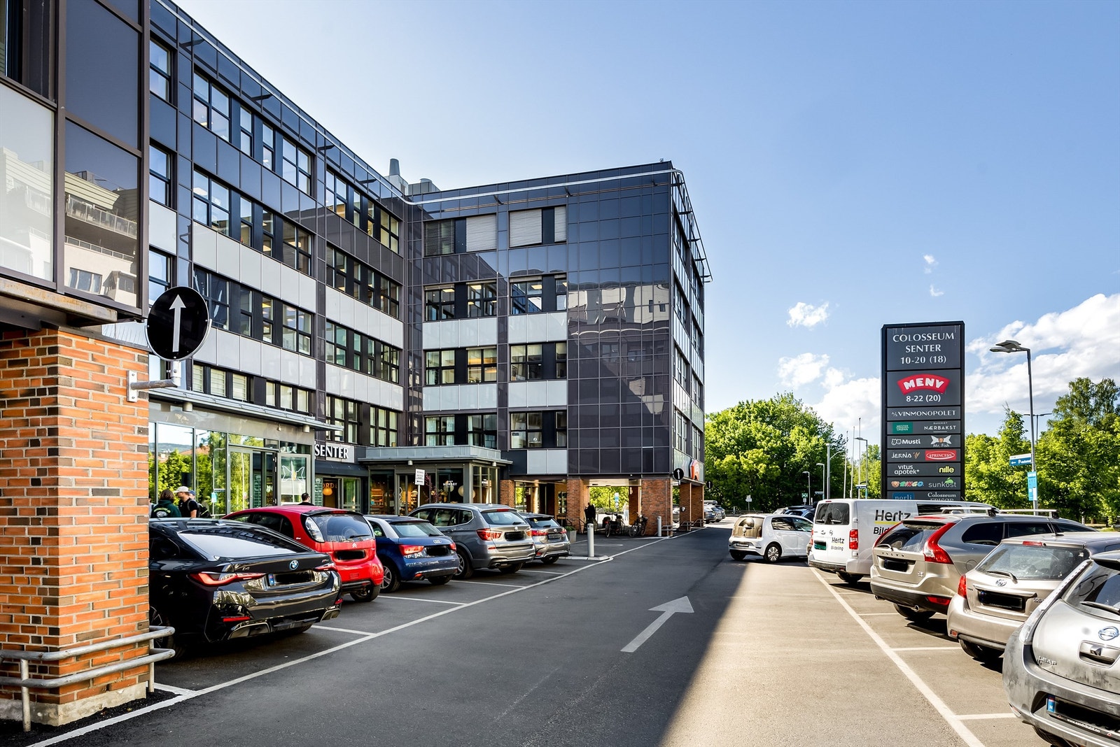Colosseum Senter ligger tvers over gaten og kan friste med bl.a. frisør, apotek, Meny og Vinmonopol. Galleribilde