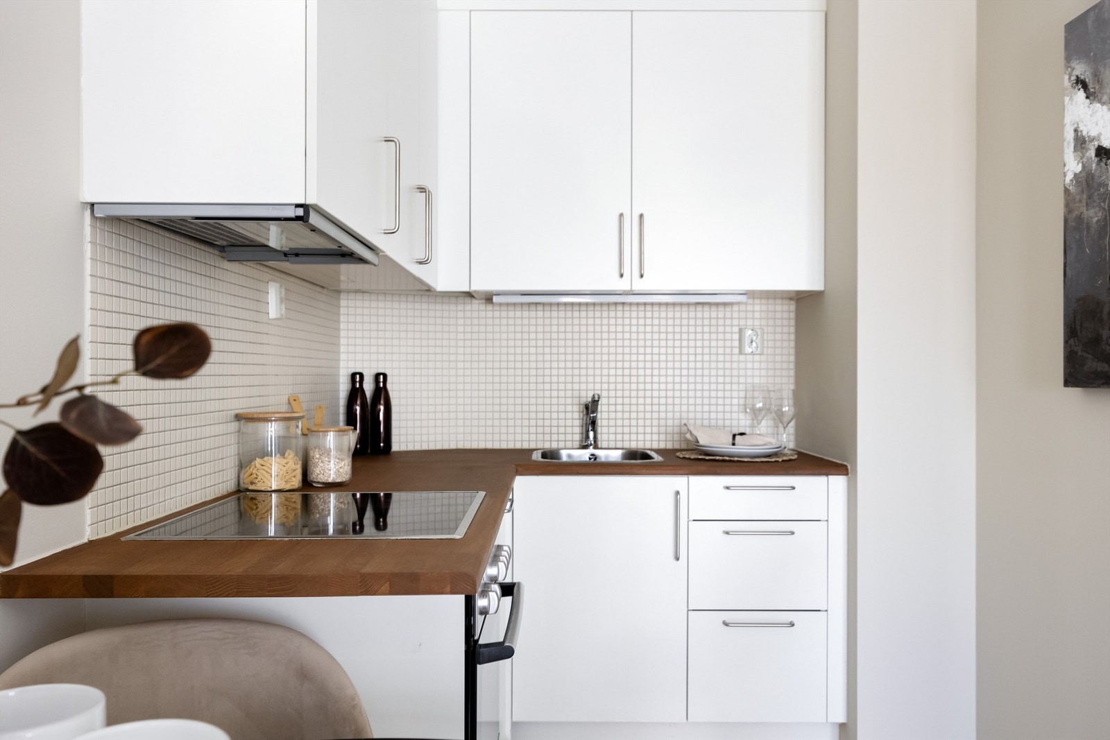 Kjøkkeninnredning fra byggeår med glatte fronter i matt hvit utførelse. Galleribilde