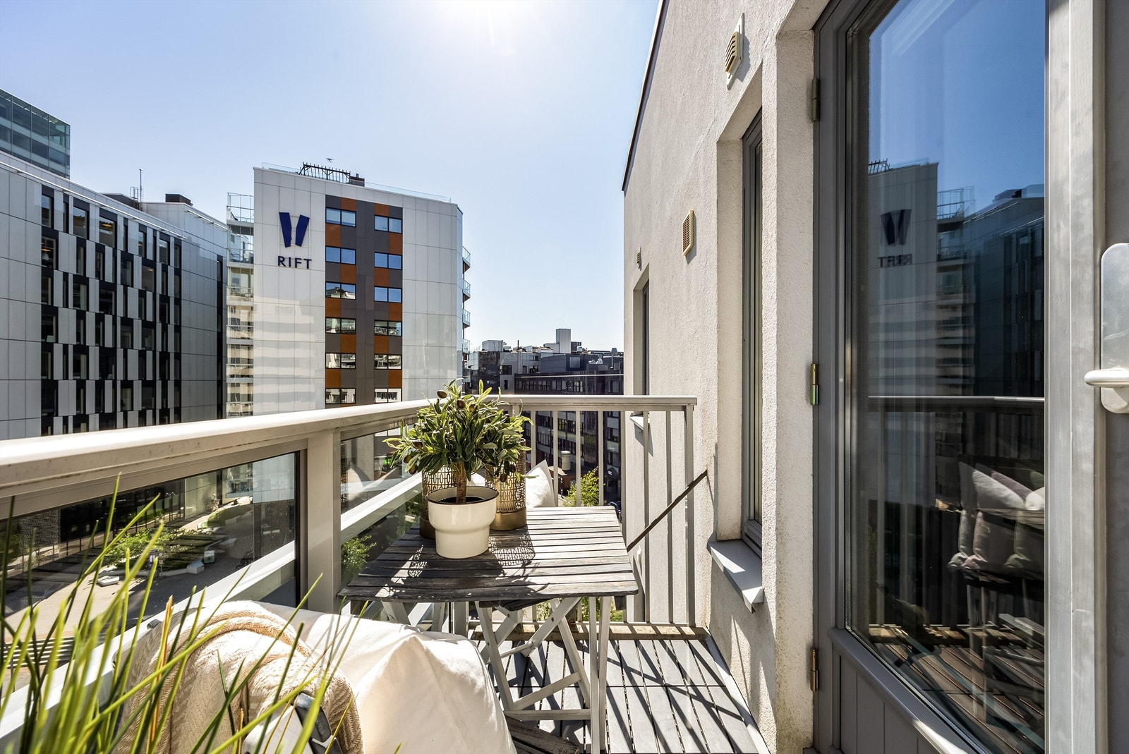 En lys og delikat 2-roms fra 2008 i Nye Major som ligger flott til i 6.etg med heisadkomst. Galleribilde