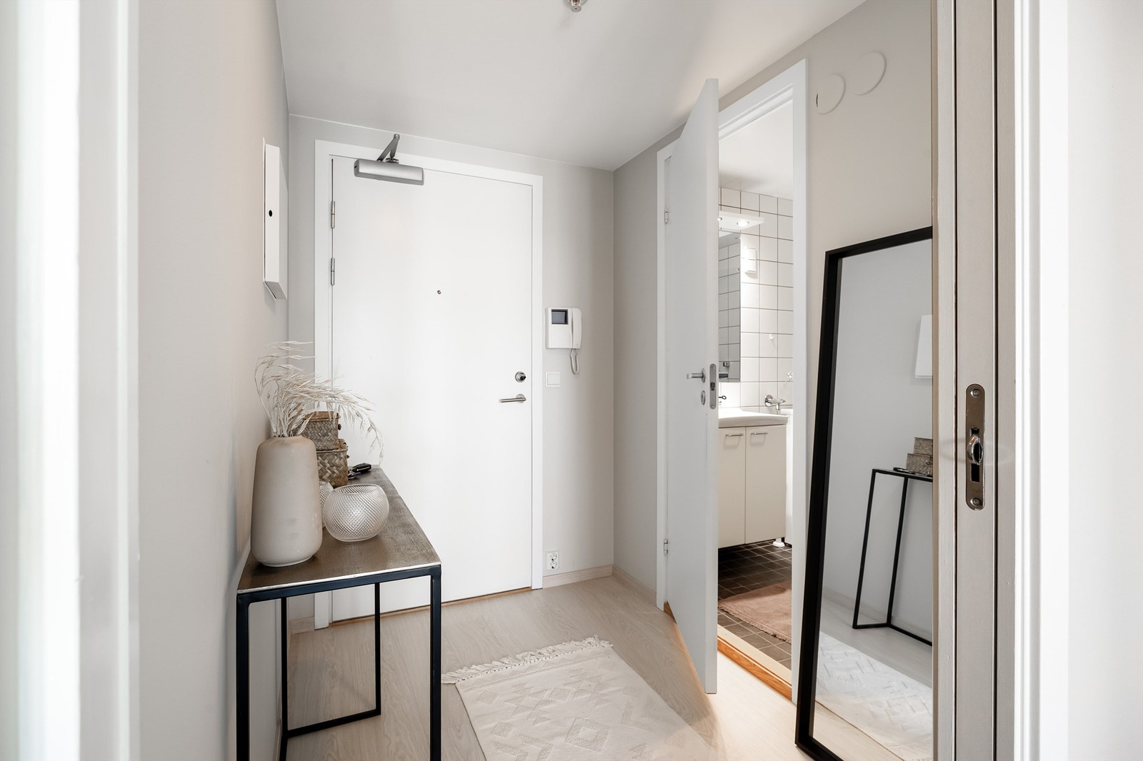 Lys entré med plass til å henge fra seg yttertøy og annet. Galleribilde