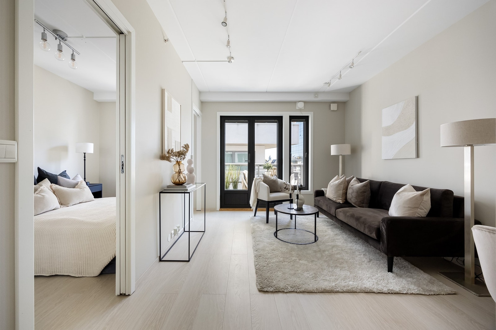 Hele leiligheten ble malt i 2025. Det ble også lagt nytt slitesterkt laminatgulv og nye gulvlister. Galleribilde