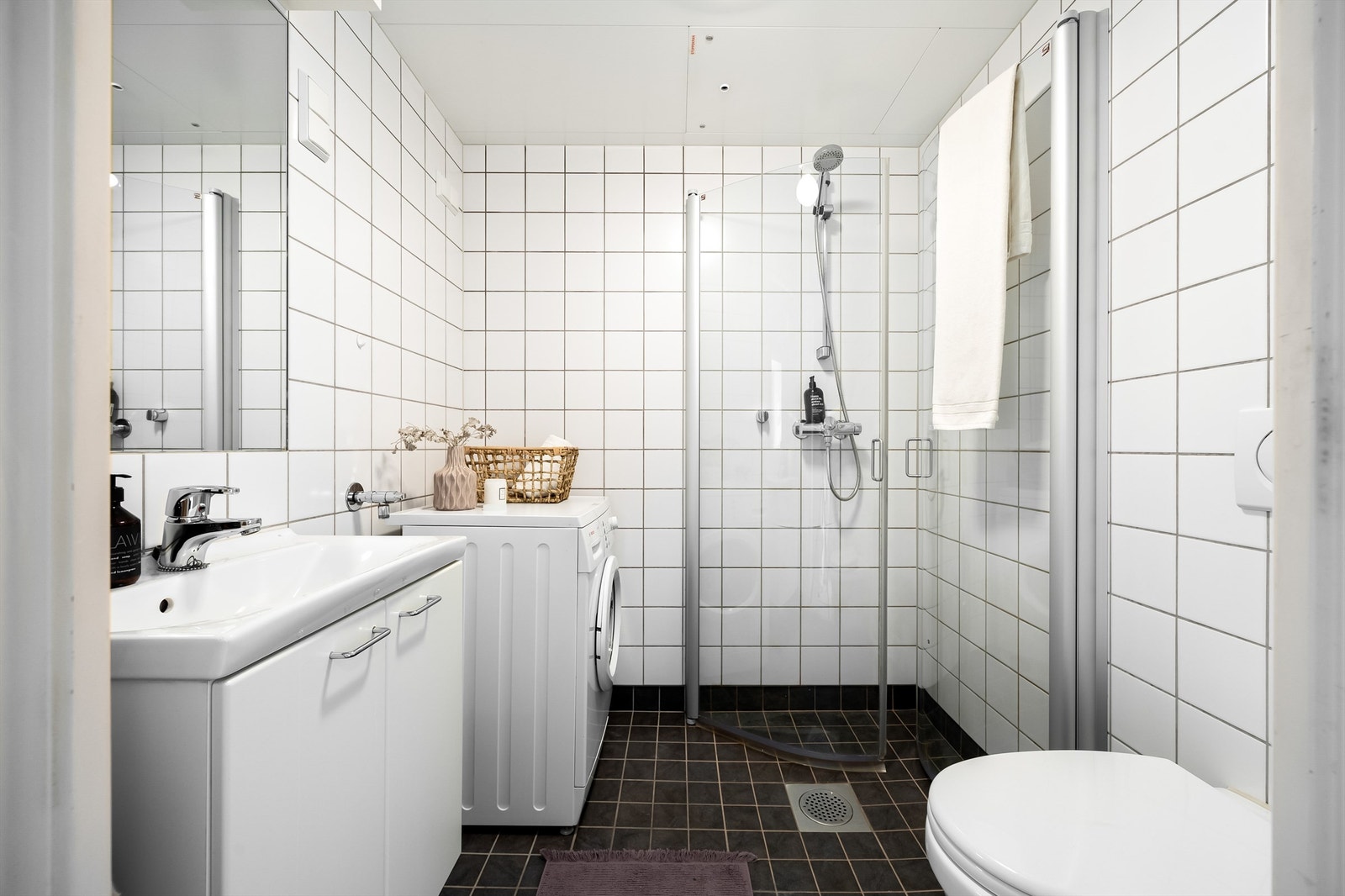 Prefabrikkert bad fra byggeår (2008) med varmekabler i gulv og opplegg til vaskemaskin. Galleribilde