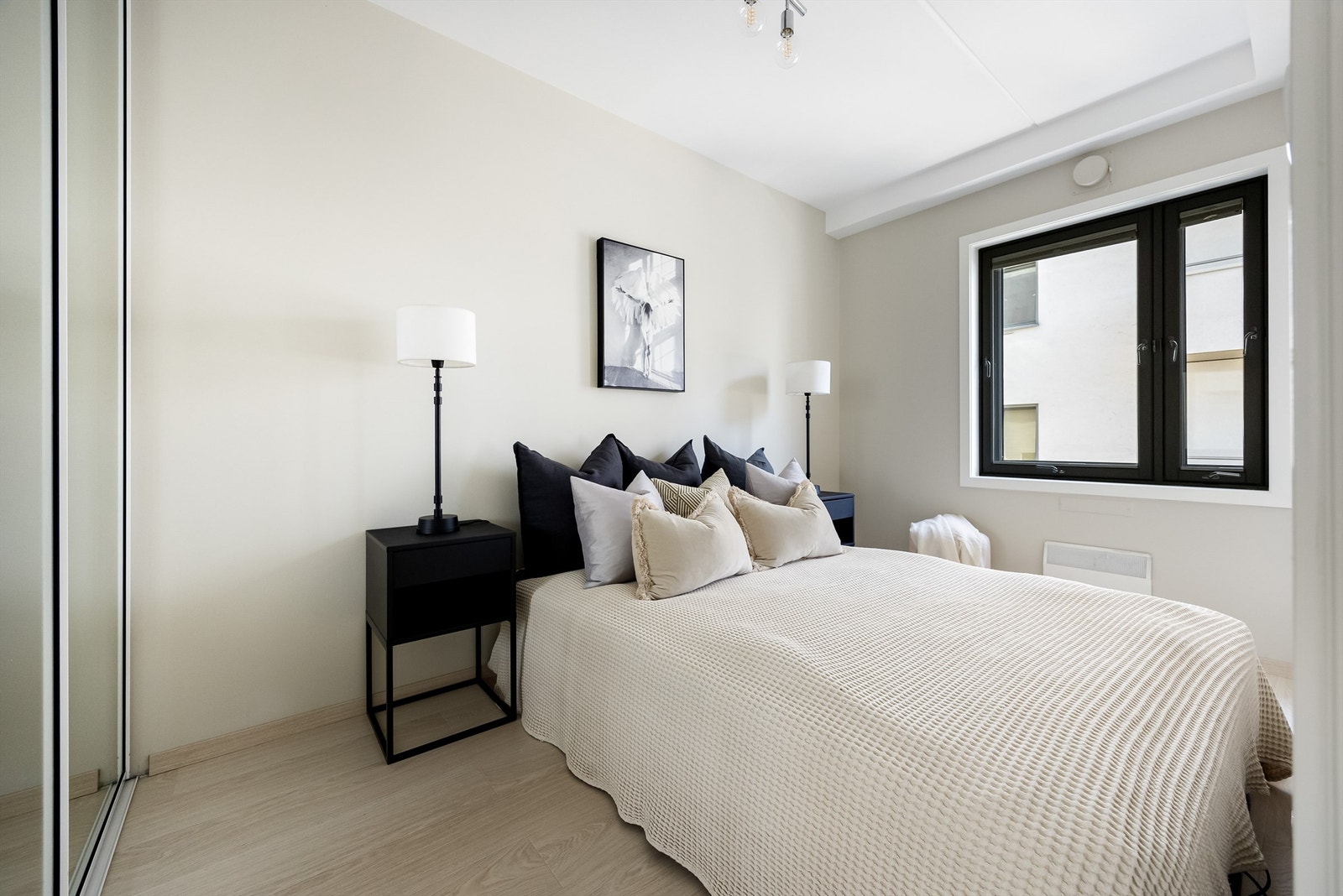 Soverom med plass til dobbeltseng og tilhørende nattbord. Soverommet har også garderobeskap. Galleribilde