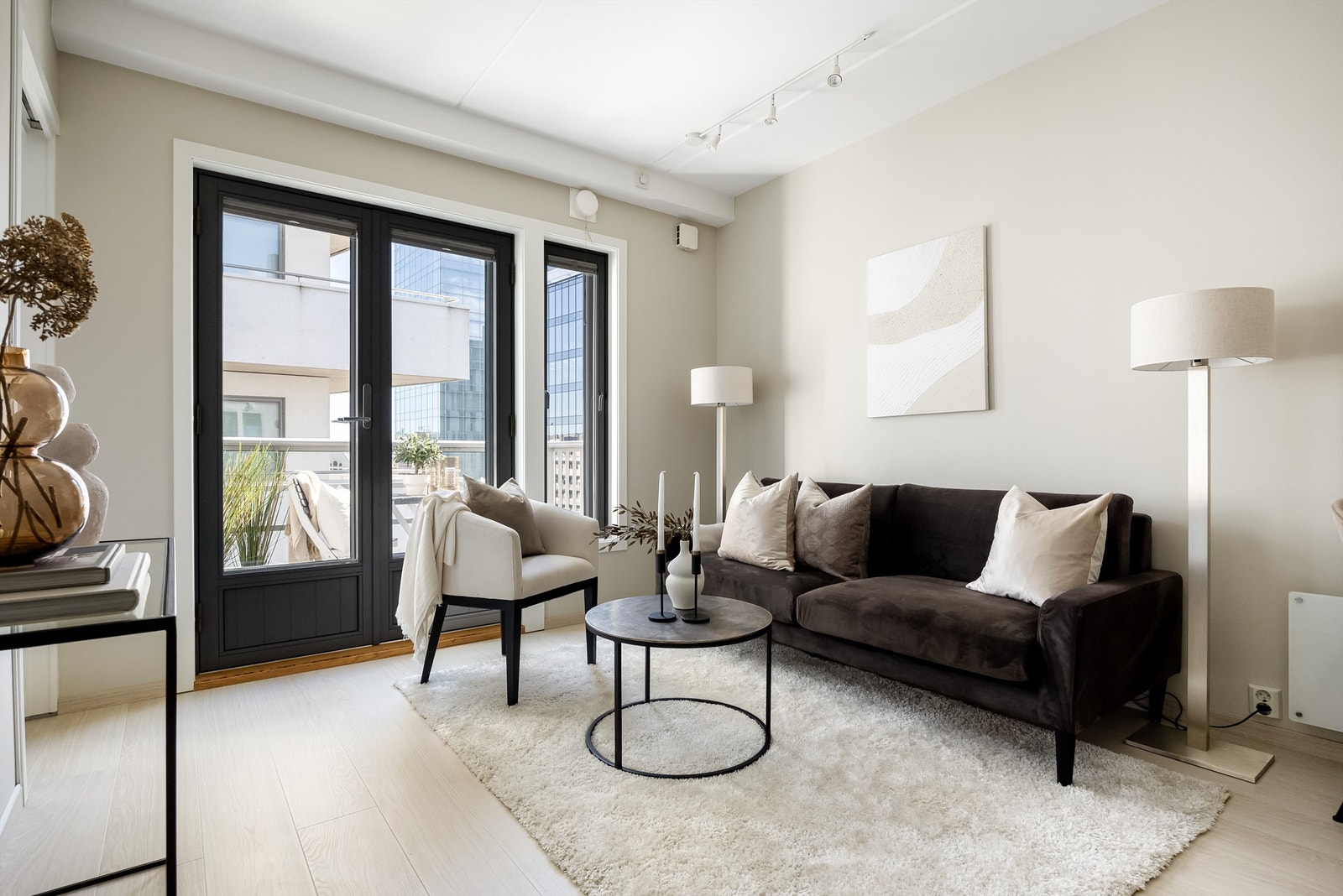 Innbydende stue med store vindusflater som gir godt med naturlig lys inn i rommet. Galleribilde