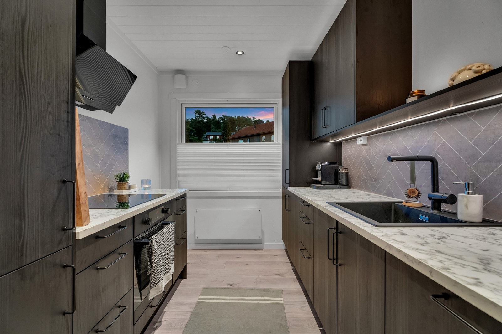 Oversiktlig og funksjonell kjøkkenløsning med god benkeplass. Galleribilde