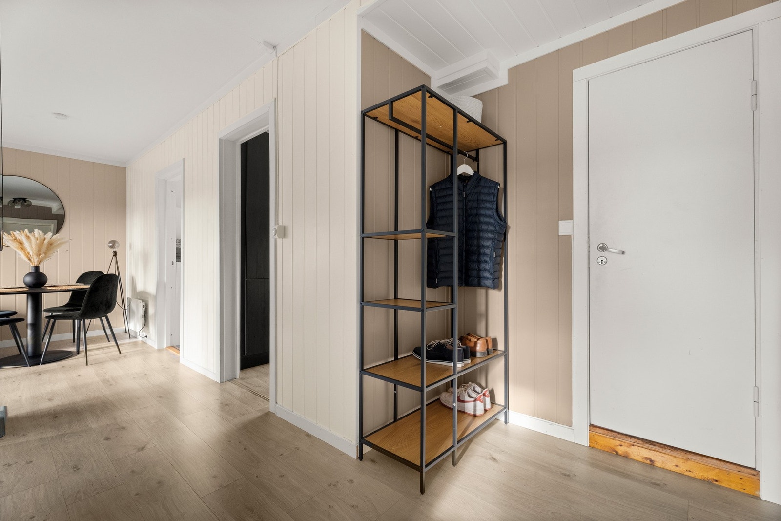 Praktisk inngang med god flyt inn i boligen. Galleribilde