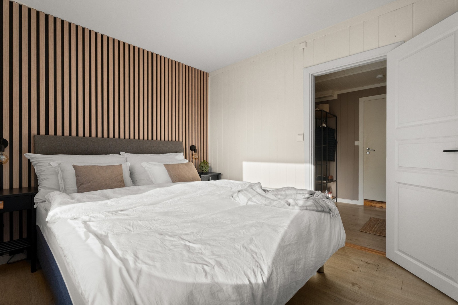 Plass til dobbeltseng og garderobeløsning. Galleribilde