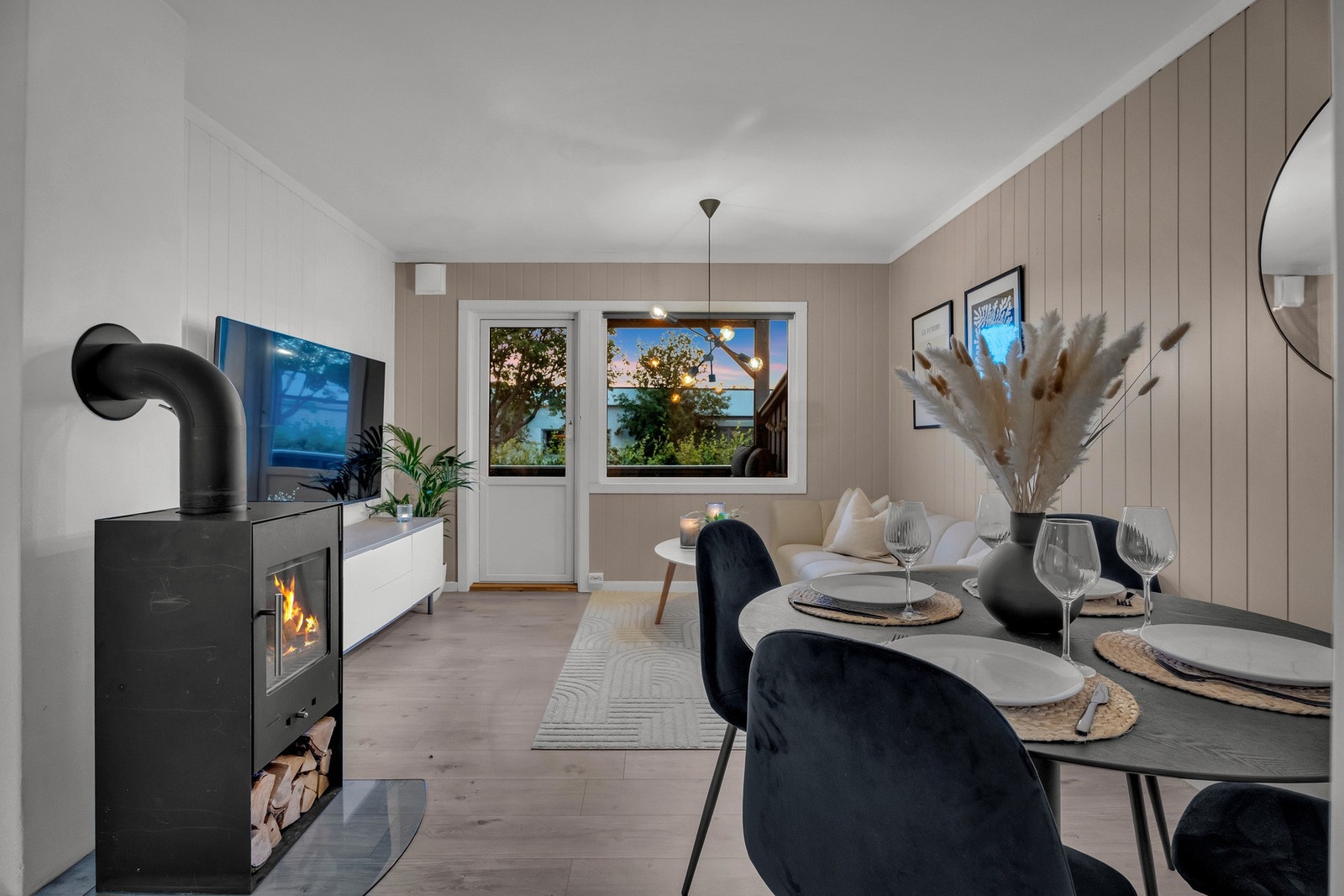 Stuen har god plass til både sofagruppe og spiseplass. Galleribilde