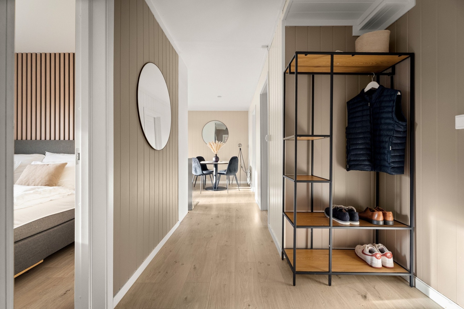 Romslig gang med praktisk planløsning og moderne uttrykk. Galleribilde