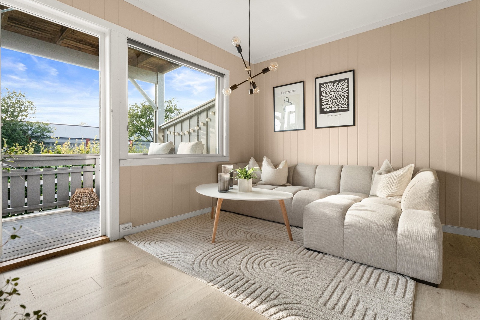 Store vinduer i stuen sørger for rikelig med naturlig lys. Galleribilde